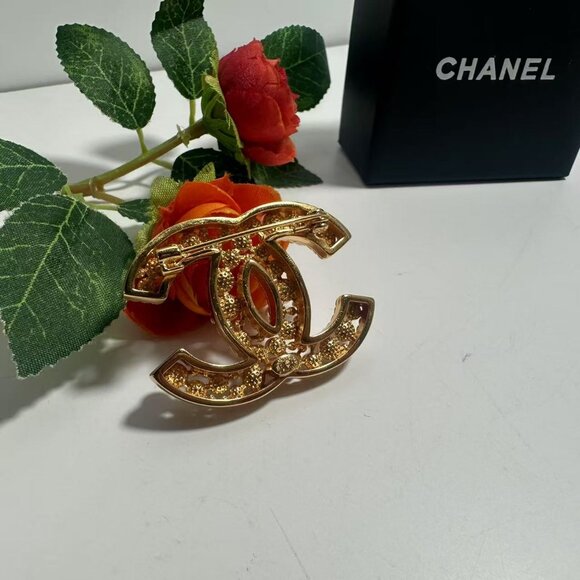 CHANEL Gold and White Pearl Brooch - Picture 5 of 6